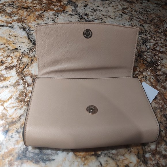 Marilyn Monroe crossbody, NWT, 8"X6", long gold chain, magnetic closure. Clean - Picture 6 of 12